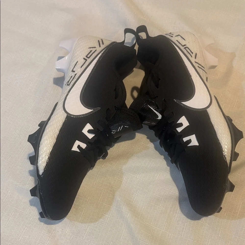 Nike Black and White Athletic Shoes - Picture 5 of 10